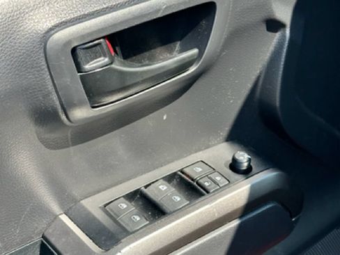 Used 2022 Toyota Tacoma SR5 RWD image 7