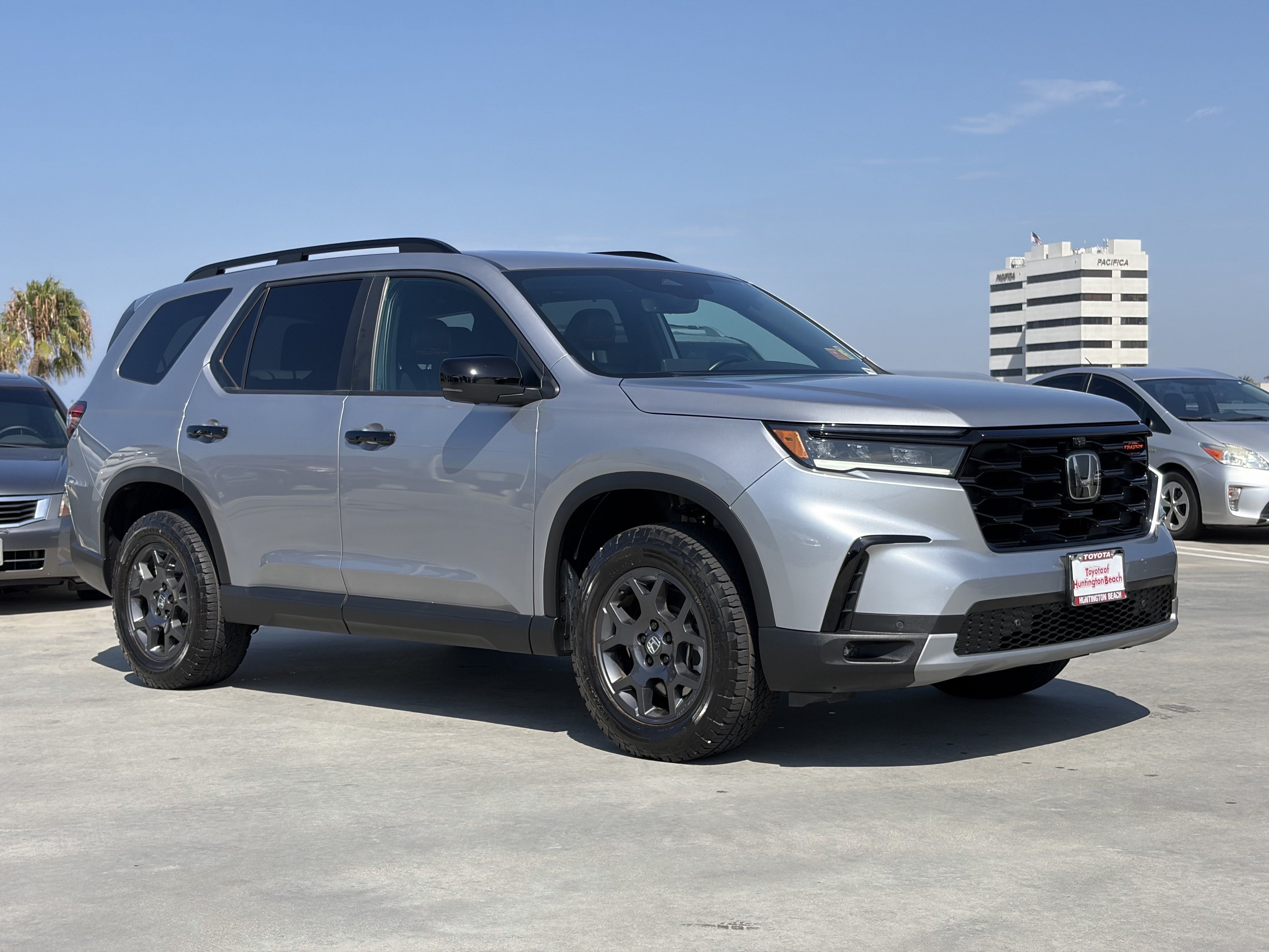 Used 2025 Honda Pilot TrailSport image 2