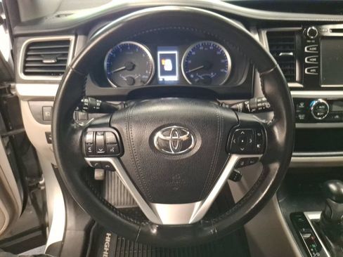 Used 2018 Toyota Highlander Plus AWD/4WD image 21