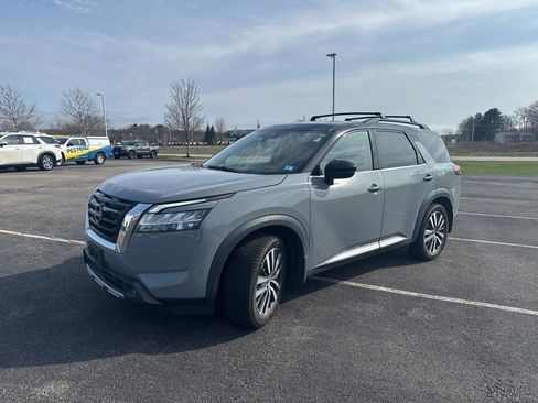Used 2022 Nissan Pathfinder Platinum image 7