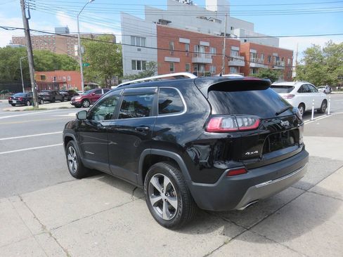 Used 2019 Jeep Cherokee Limited AWD/4WD image 5