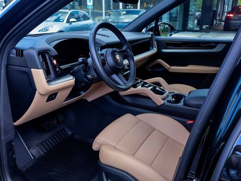 Certified 2025 Porsche Cayenne AWD/4WD image 4