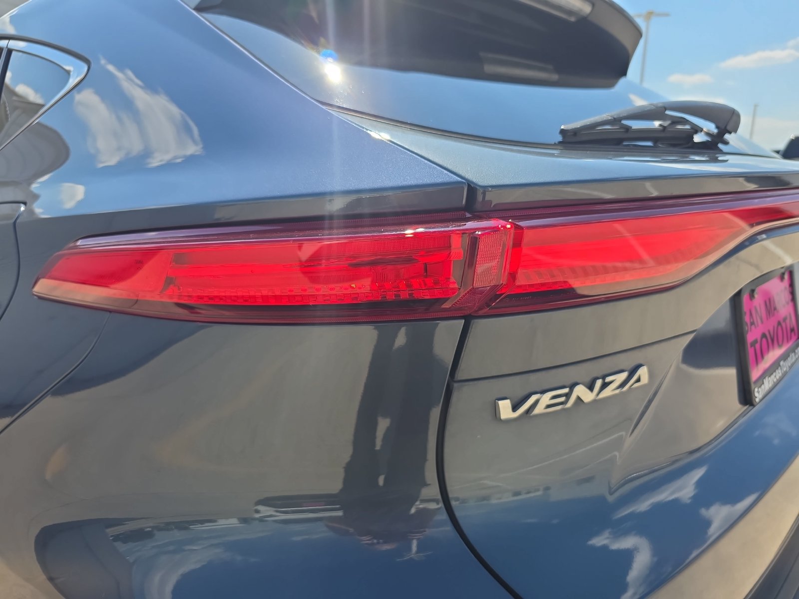 Used 2024 Toyota Venza LE AWD/4WD image 29