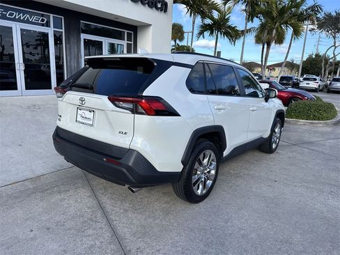 Used 2021 Toyota RAV4 XLE Premium image 4