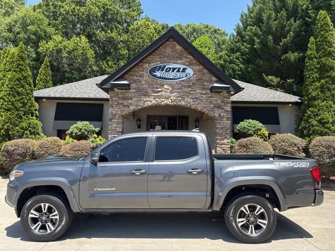 Used 2019 Toyota Tacoma TRD Sport AWD/4WD image 1
