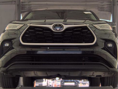 Used 2022 Toyota Highlander LE AWD/4WD image 3