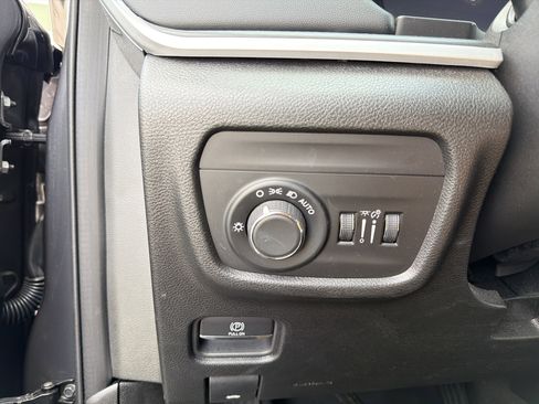 Used 2023 Jeep Grand Cherokee Laredo AWD/4WD image 16