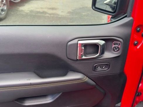 Used 2025 Jeep Wrangler Unlimited Sahara image 9