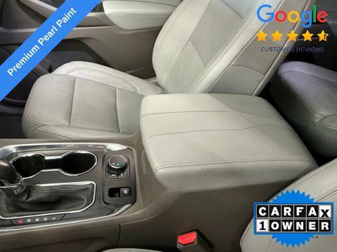 Used 2021 Chevrolet Traverse Premier FWD image 28
