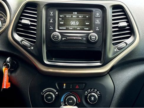 Used 2018 Jeep Cherokee Latitude w/ Altitude Package FWD image 24