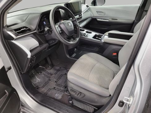 Used 2025 Toyota Sienna LE image 9