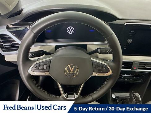Used 2025 Volkswagen Taos SE AWD/4WD image 16