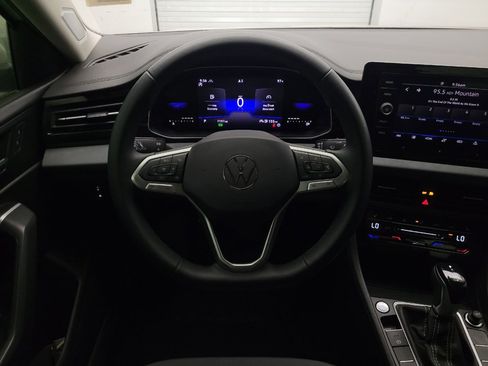 Used 2025 Volkswagen Jetta SE FWD image 22