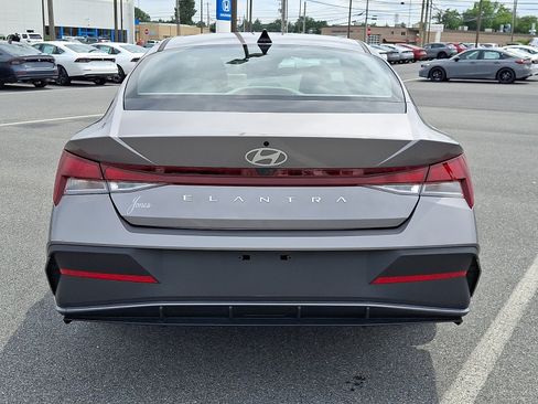 Used 2024 Hyundai Elantra SEL FWD image 5