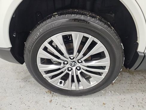 Used 2024 Toyota Venza XLE image 7