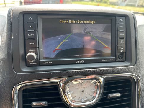 Used 2014 Chrysler Town & Country Touring FWD image 21