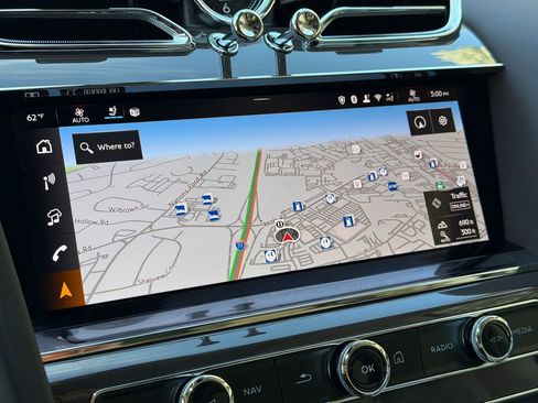 Used 2025 Bentley Bentayga image 26