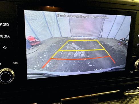 Used 2022 Kia Carnival LX image 20