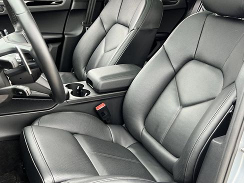 Certified 2025 Porsche Macan image 5