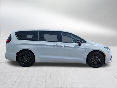 Used 2024 Chrysler Pacifica Limited FWD image 8