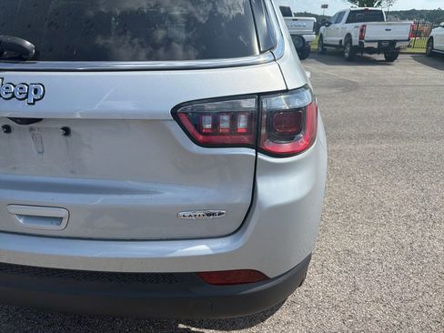 Used 2025 Jeep Compass Latitude AWD/4WD image 3