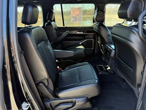 Used 2024 Jeep Wagoneer Series III image 27