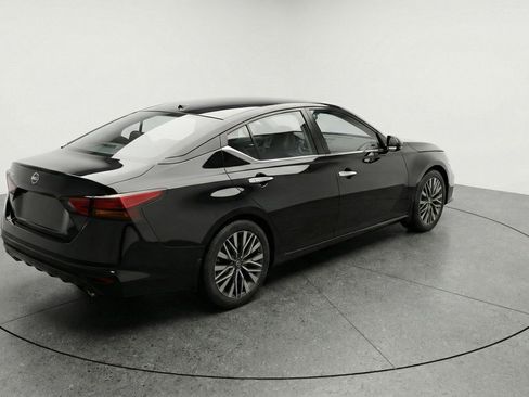 Used 2025 Nissan Altima 2.5 SV image 9