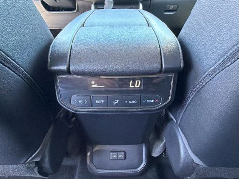 Used 2023 Toyota Highlander XLE AWD/4WD image 25