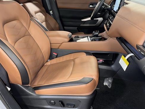 New 2025 Nissan Pathfinder Platinum image 9