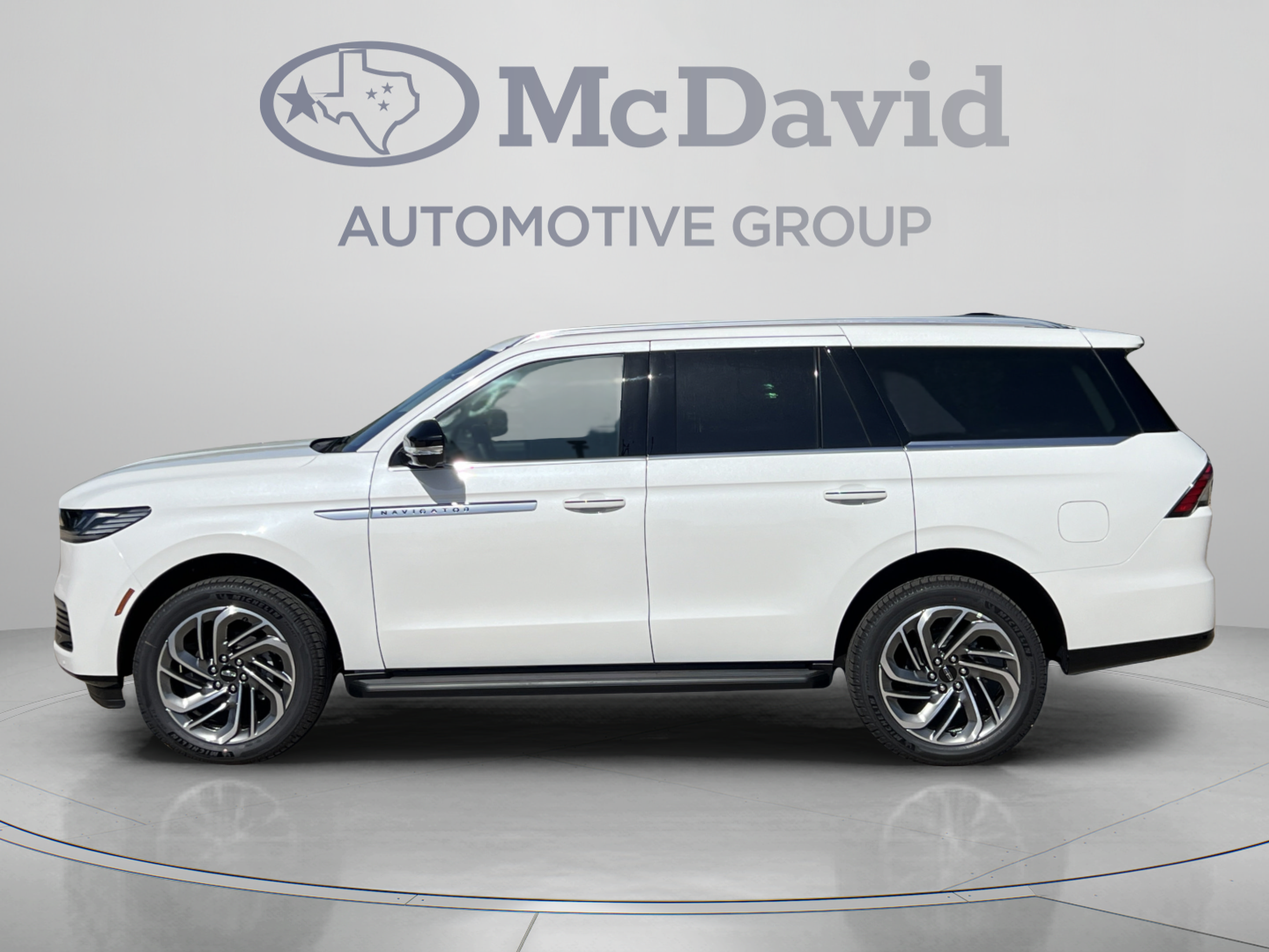 New 2027 Lincoln Navigator Premiere RWD image 4