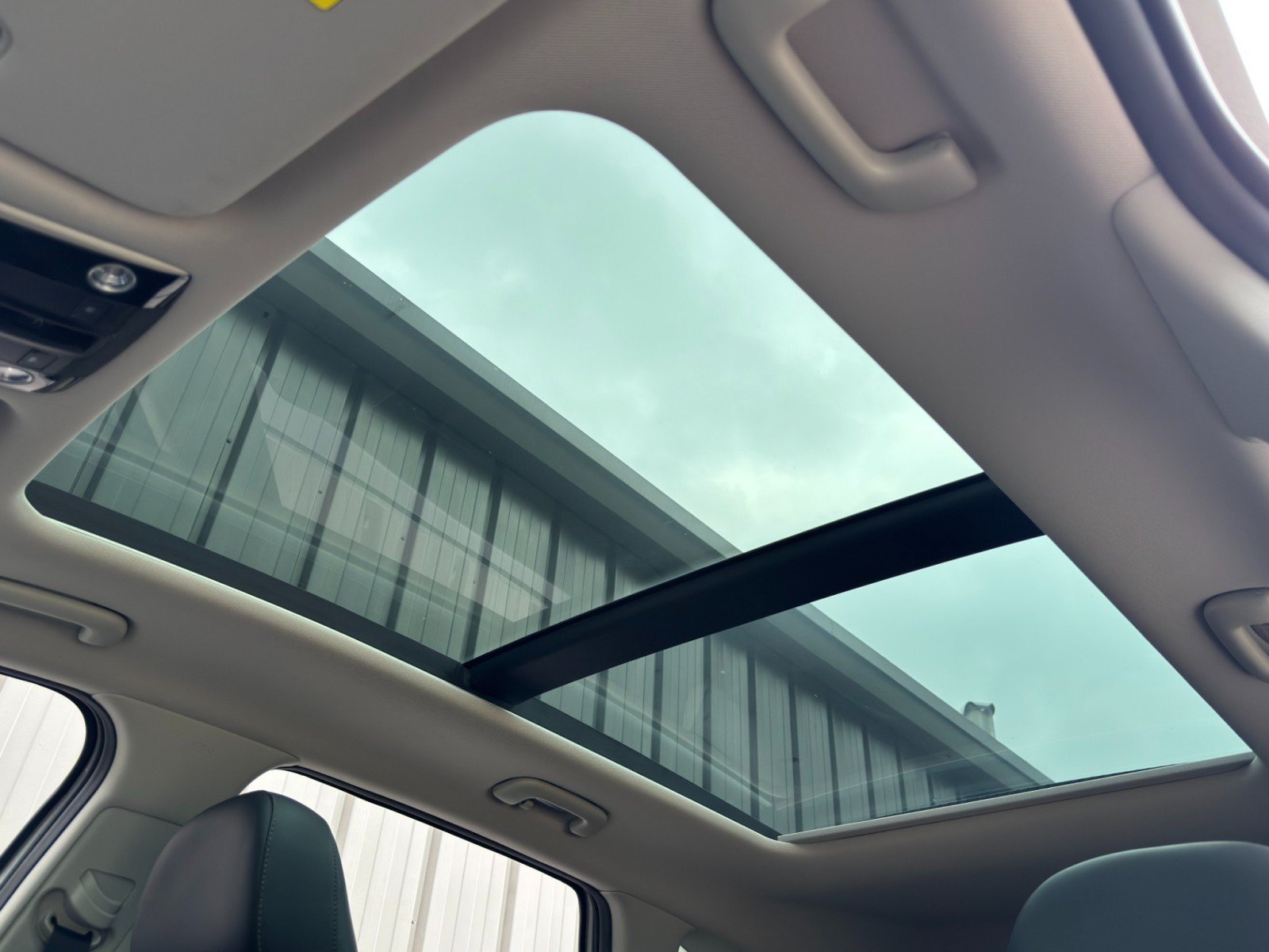 Used 2022 Kia Sorento EX w/ Panoramic Sunroof Package FWD image 11
