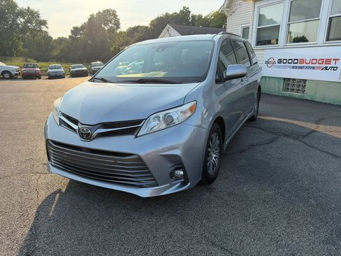 Used 2018 Toyota Sienna XLE FWD image 1