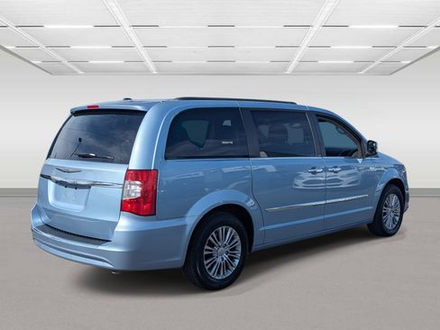 Used 2013 Chrysler Town & Country Touring-L w/ Driver Convenience Group image 5