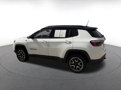 Used 2025 Jeep Compass Trailhawk AWD/4WD image 9