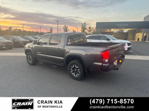 Used 2017 Toyota Tacoma TRD Off-Road w/ Premium & Technology Package AWD/4WD image 8