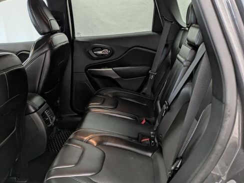Used 2019 Jeep Cherokee Latitude Plus w/ Cold Weather Group AWD/4WD image 12