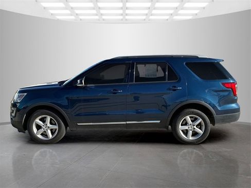 Used 2017 Ford Explorer XLT image 7