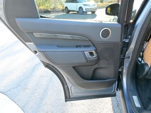 Used 2019 Land Rover Discovery HSE image 38