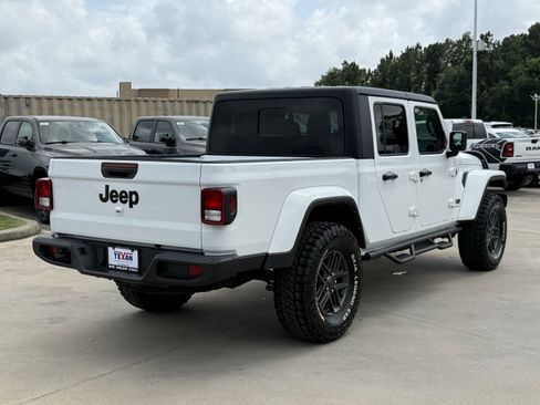 Used 2024 Jeep Gladiator Sport AWD/4WD image 5