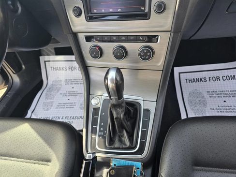 Used 2016 Volkswagen Golf Limited Edition image 40