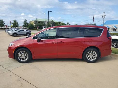 Used 2025 Chrysler Pacifica Select FWD image 2