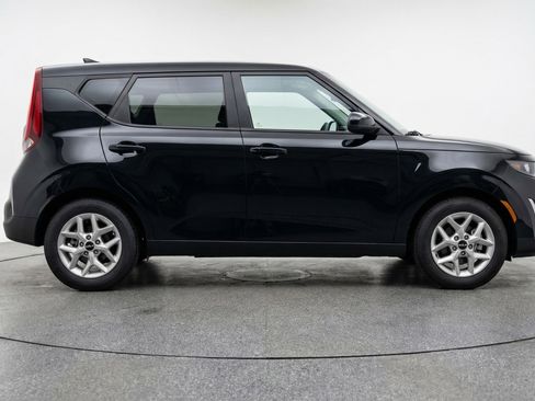 Used 2025 Kia Soul LX w/ LX Technology Package FWD image 11