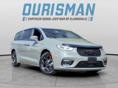 Used 2022 Chrysler Pacifica Touring-L w/ Uconnect Theater Family Group