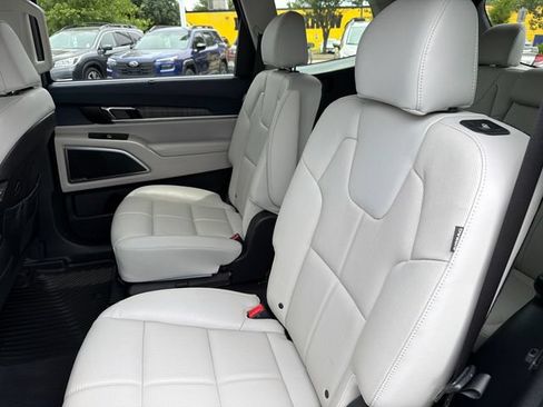 Certified 2024 Kia Telluride EX w/ EX Captain's Chair Package FWD image 22