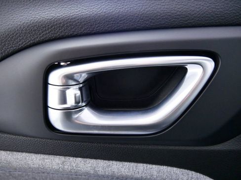 Used 2024 Jeep Compass Latitude image 32