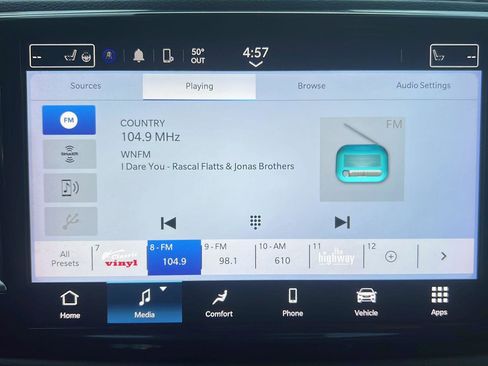 Used 2023 Chrysler Pacifica Touring-L image 10