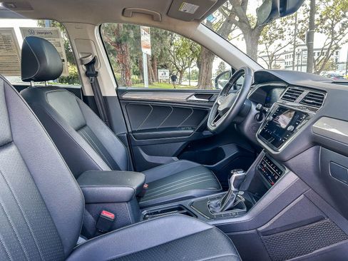 Certified 2023 Volkswagen Tiguan SE w/ Panoramic Sunroof Package FWD image 13