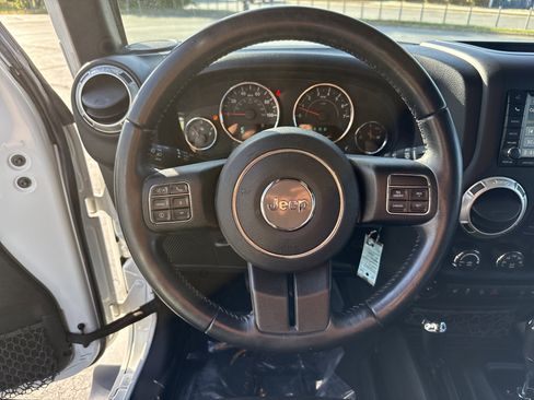 Used 2017 Jeep Wrangler Unlimited Sahara w/ Connectivity Group AWD/4WD image 14