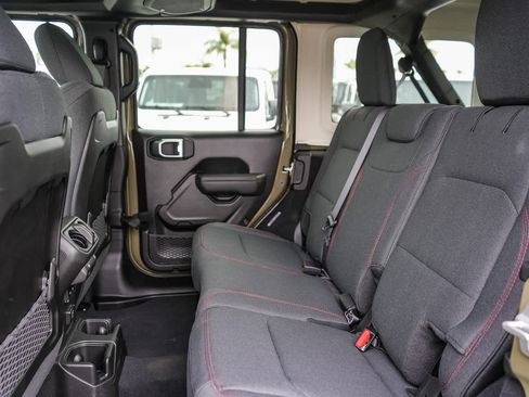 New 2026 Jeep Wrangler Unlimited Rubicon w/ Xtreme 35 Tire Package image 18