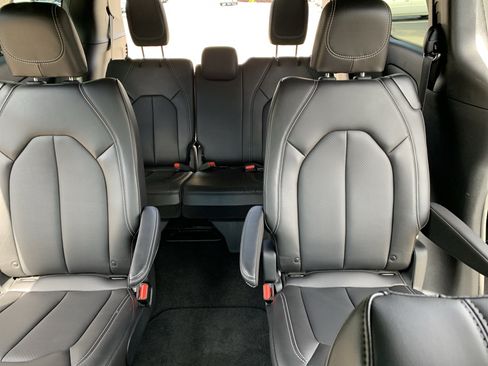 Used 2025 Chrysler Pacifica Select FWD image 30